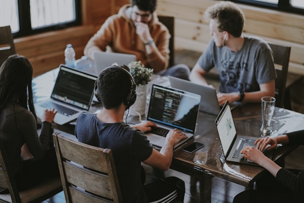 Espace de travail professionnel d'un éditeur vidéo en plein travail technique