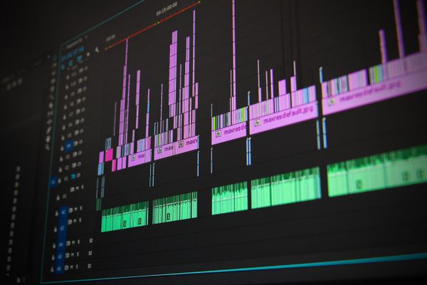 Session d'enregistrement vidéo avec caméra professionnelle et lumières chaleureuses
