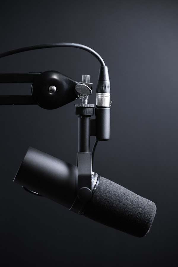 Un microphone de podcast de haute technologie prêt pour l'enregistrement
